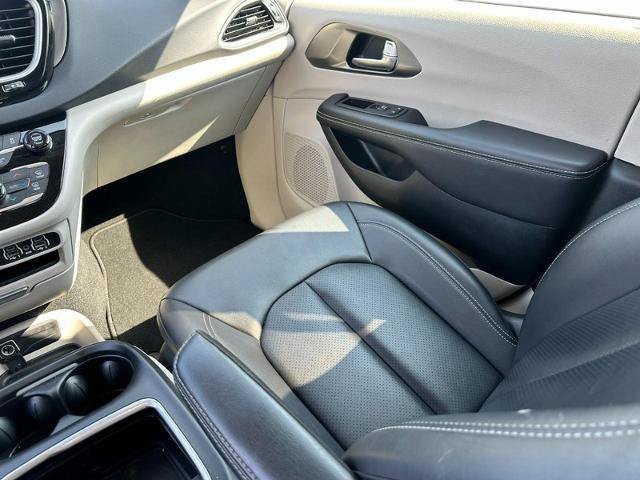 Used 2024 Chrysler Pacifica Touring-L FWD image 16