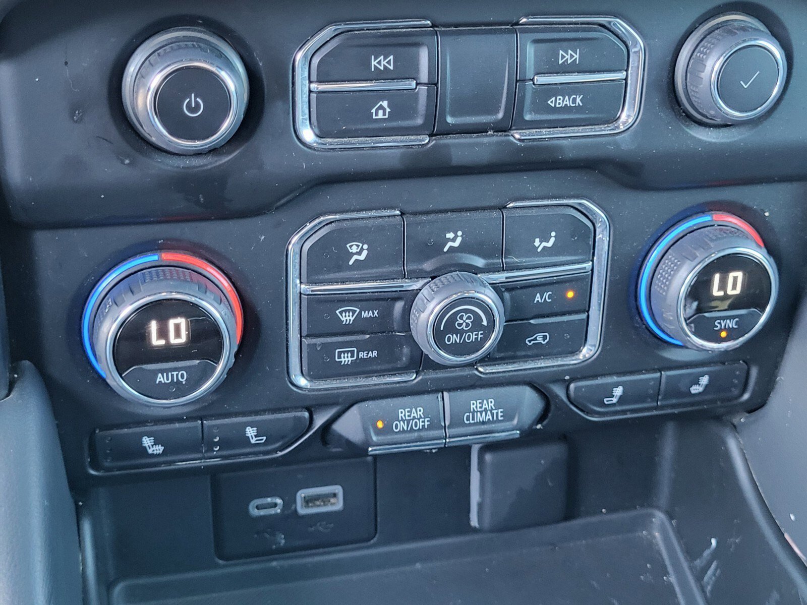 Used 2024 Chevrolet Suburban RST w/ Luxury Package image 23