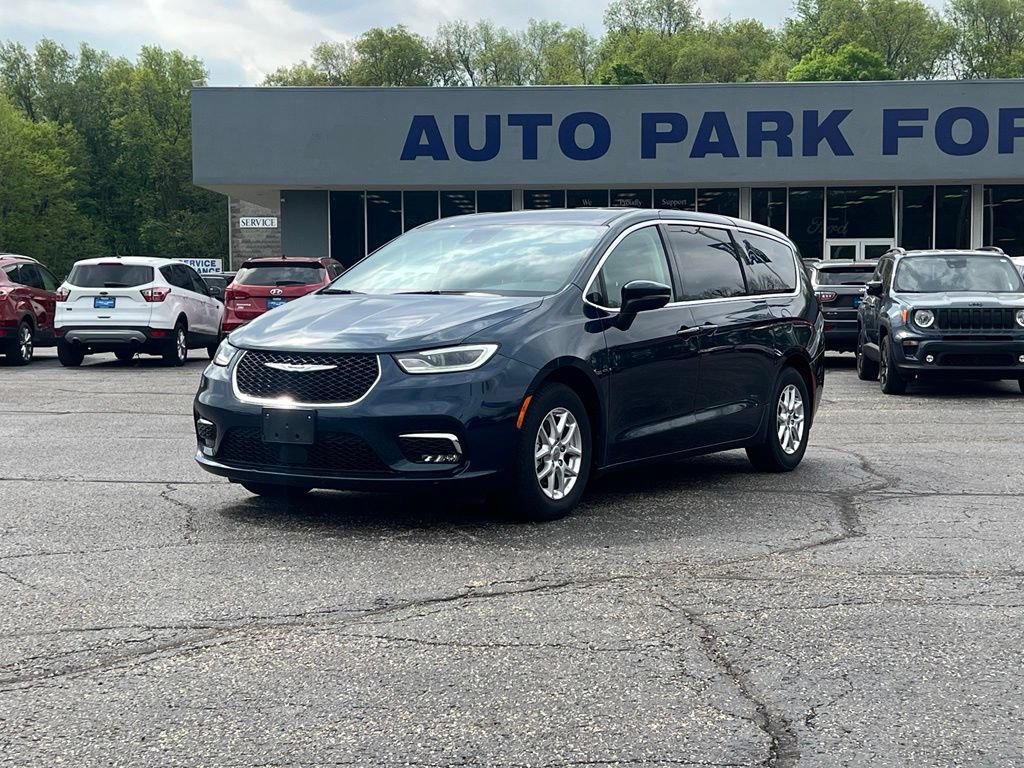 Used 2023 Chrysler Pacifica Touring-L FWD image 3