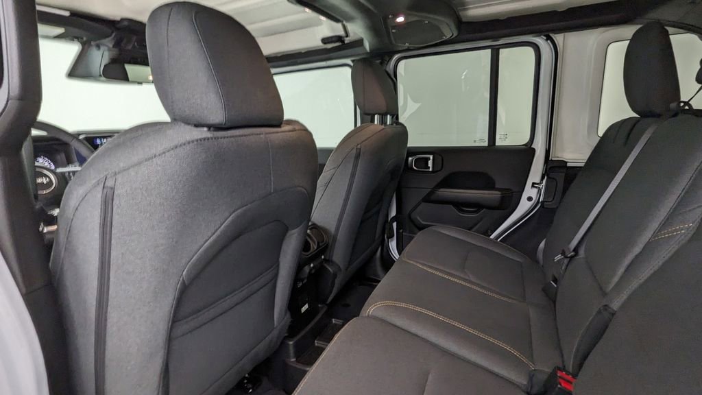 Used 2025 Jeep Wrangler Unlimited Sahara AWD/4WD image 32