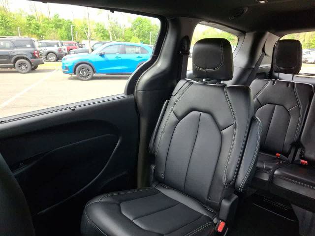 Used 2025 Chrysler Pacifica Select FWD image 12