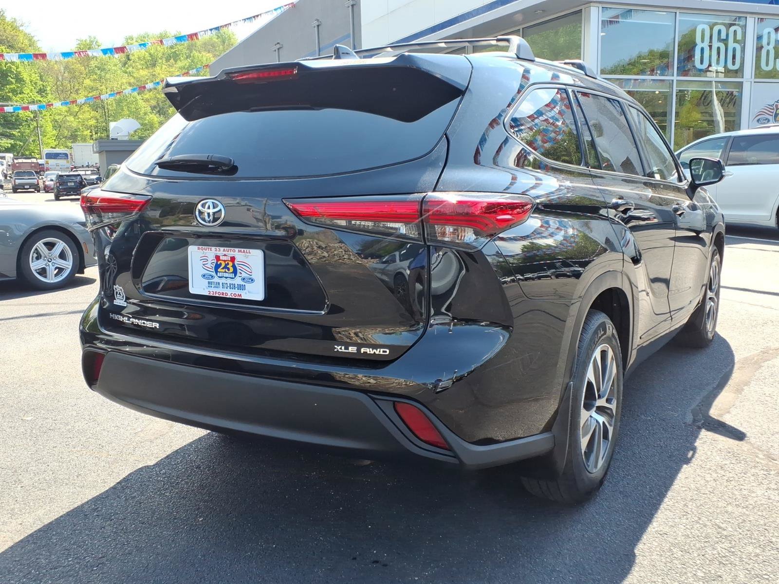Used 2021 Toyota Highlander XLE AWD/4WD image 8