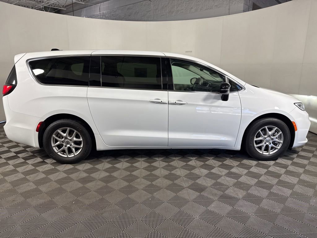 Used 2024 Chrysler Pacifica Touring-L image 6