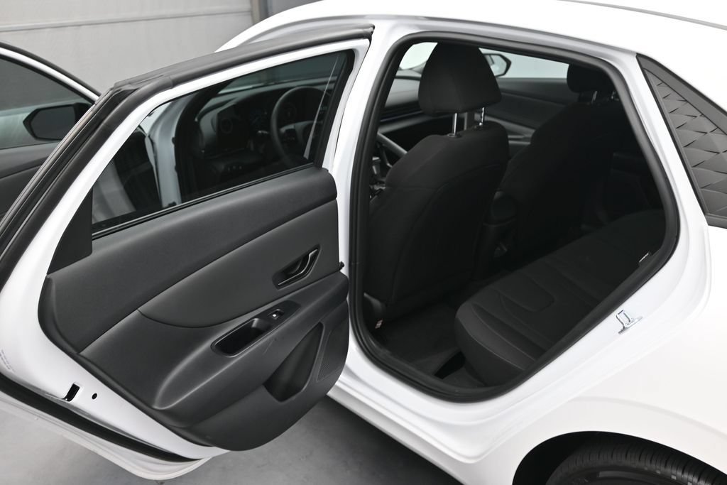 Used 2025 Hyundai Elantra SEL FWD image 13