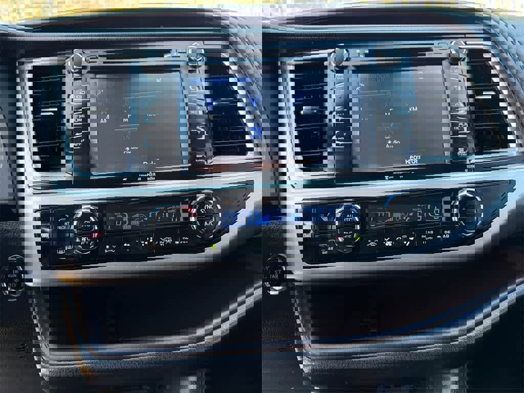 Used 2019 Toyota Highlander XLE w/ Carpet Mat Package (TMS) image 28