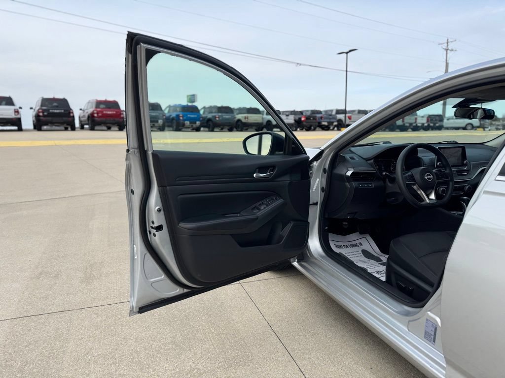 Used 2024 Nissan Altima 2.5 SV FWD image 10
