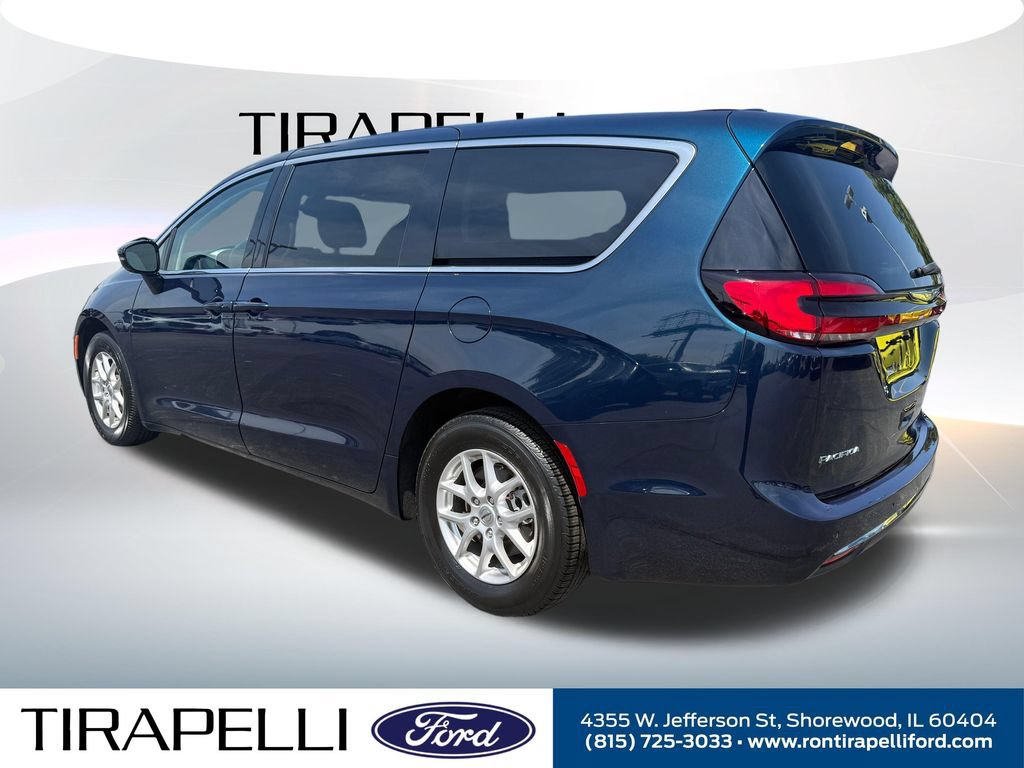 Used 2024 Chrysler Pacifica Touring-L FWD image 8