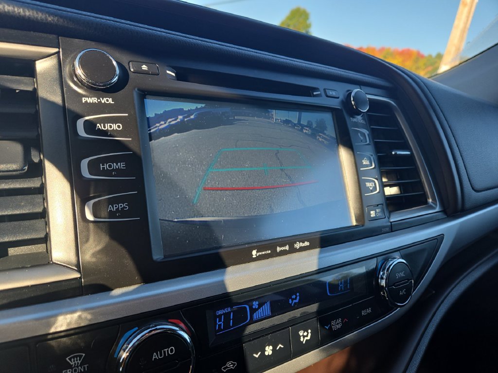 Used 2019 Toyota Highlander XLE w/ Carpet Mat Package (TMS) AWD/4WD image 10