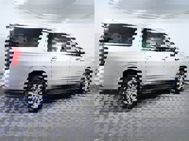 Used 2024 GMC Yukon XL SLT w/ SLT Premium Package image 4