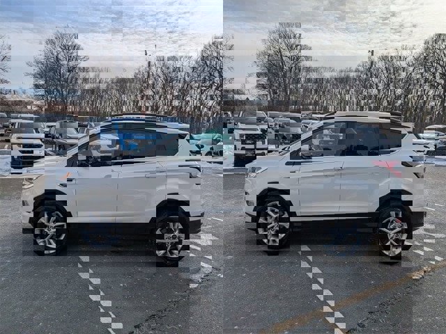 Certified 2017 Ford Escape SE w/ Equipment Group 201A image 2