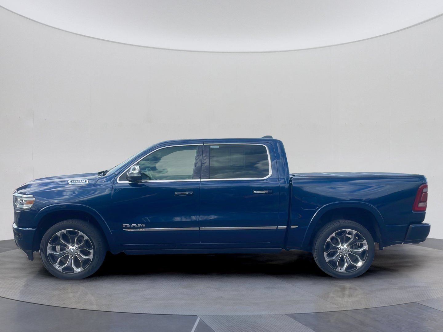 Used 2022 RAM 1500 Limited w/ Body-Colour Bumper Group AWD/4WD image 2