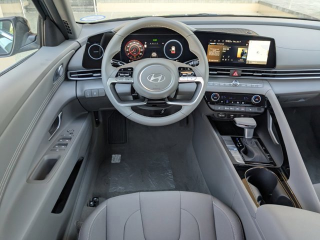 Used 2025 Hyundai Elantra SEL image 13