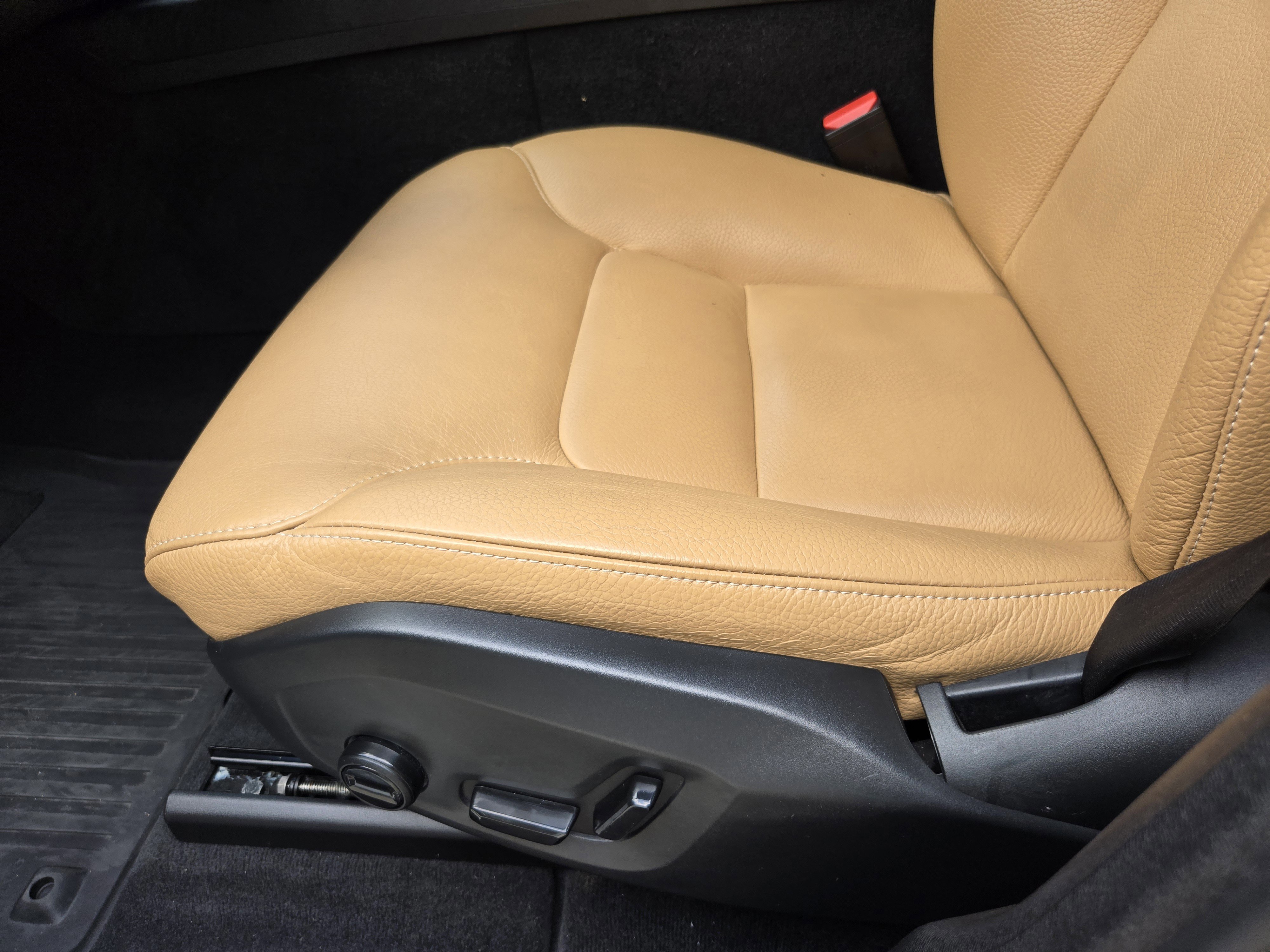 Used 2020 Volvo XC60 T6 Momentum w/ Protection Package image 18