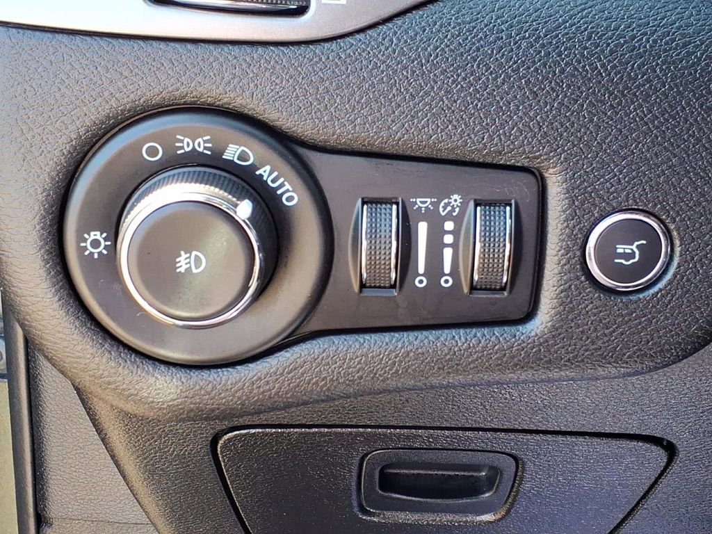 Used 2021 Jeep Cherokee Latitude Lux w/ Comfort/Convenience Group AWD/4WD image 14
