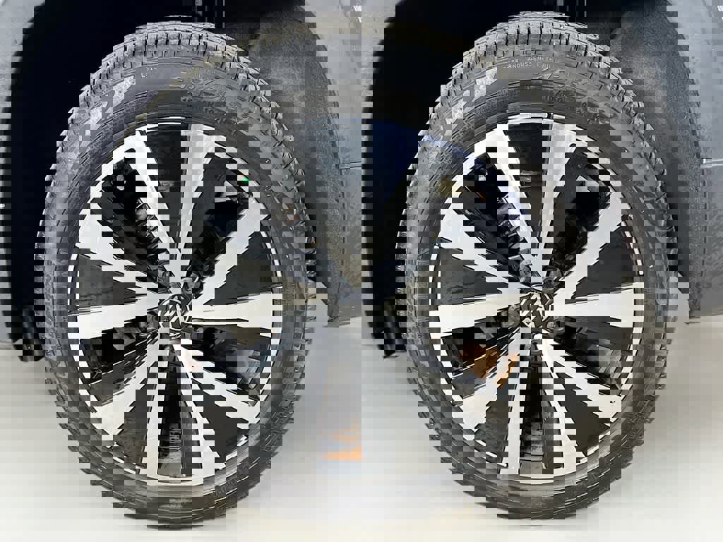 Used 2022 Volkswagen Taos SE w/ Panoramic Sunroof Package image 11