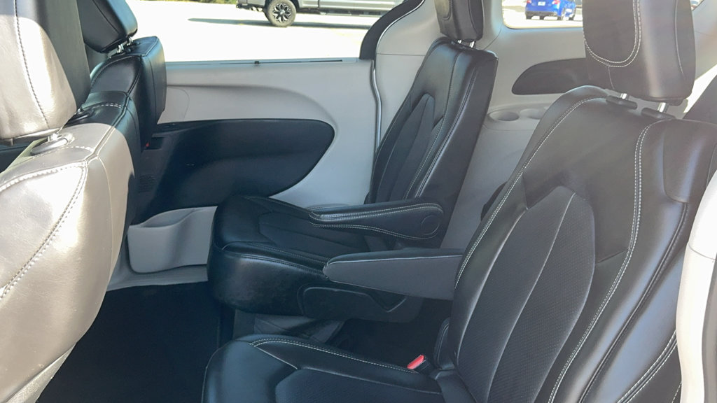 Used 2024 Chrysler Pacifica Touring-L FWD image 14