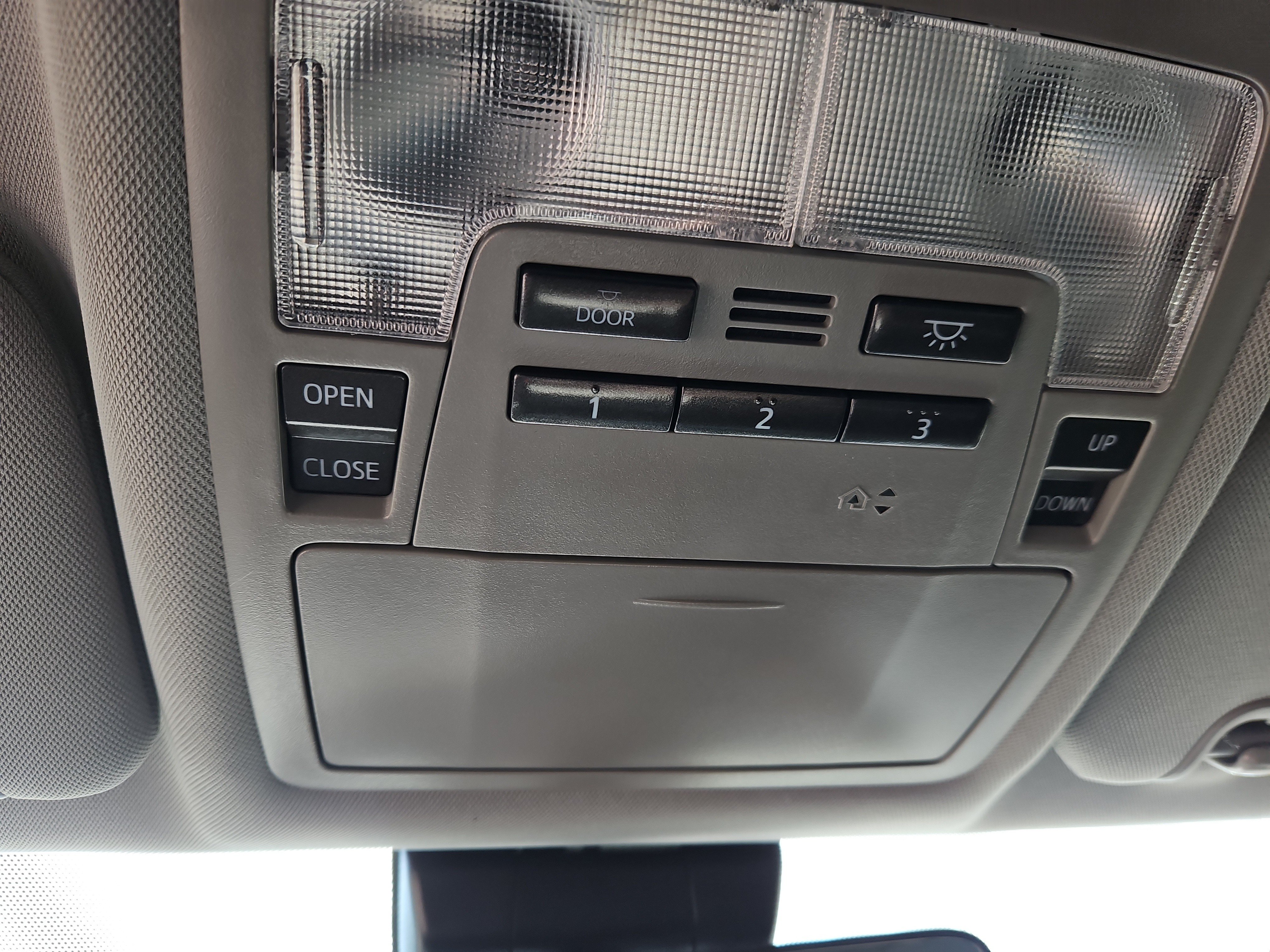 Used 2018 Toyota Highlander XLE AWD/4WD image 24