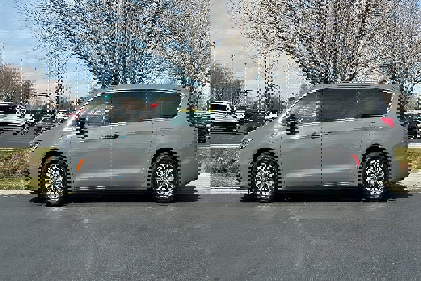 Used 2025 Chrysler Pacifica Select w/ Uconnect Theater Family Group image 2