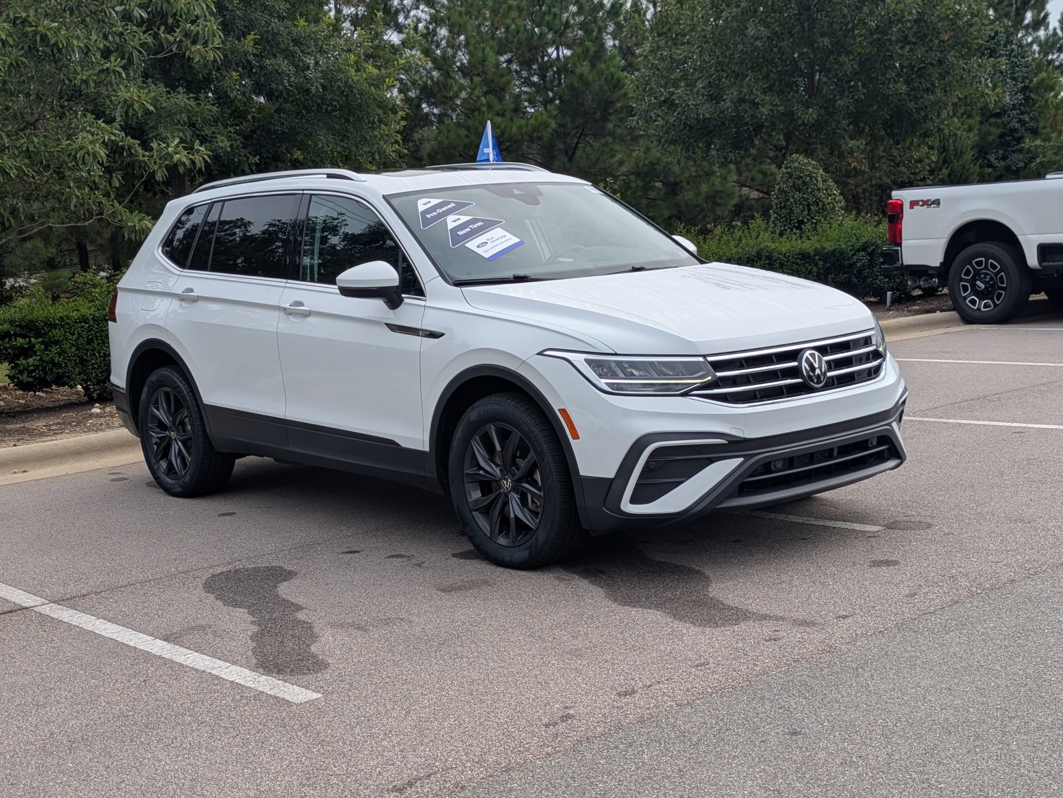 Used 2024 Volkswagen Tiguan SE w/ Panoramic Sunroof Package