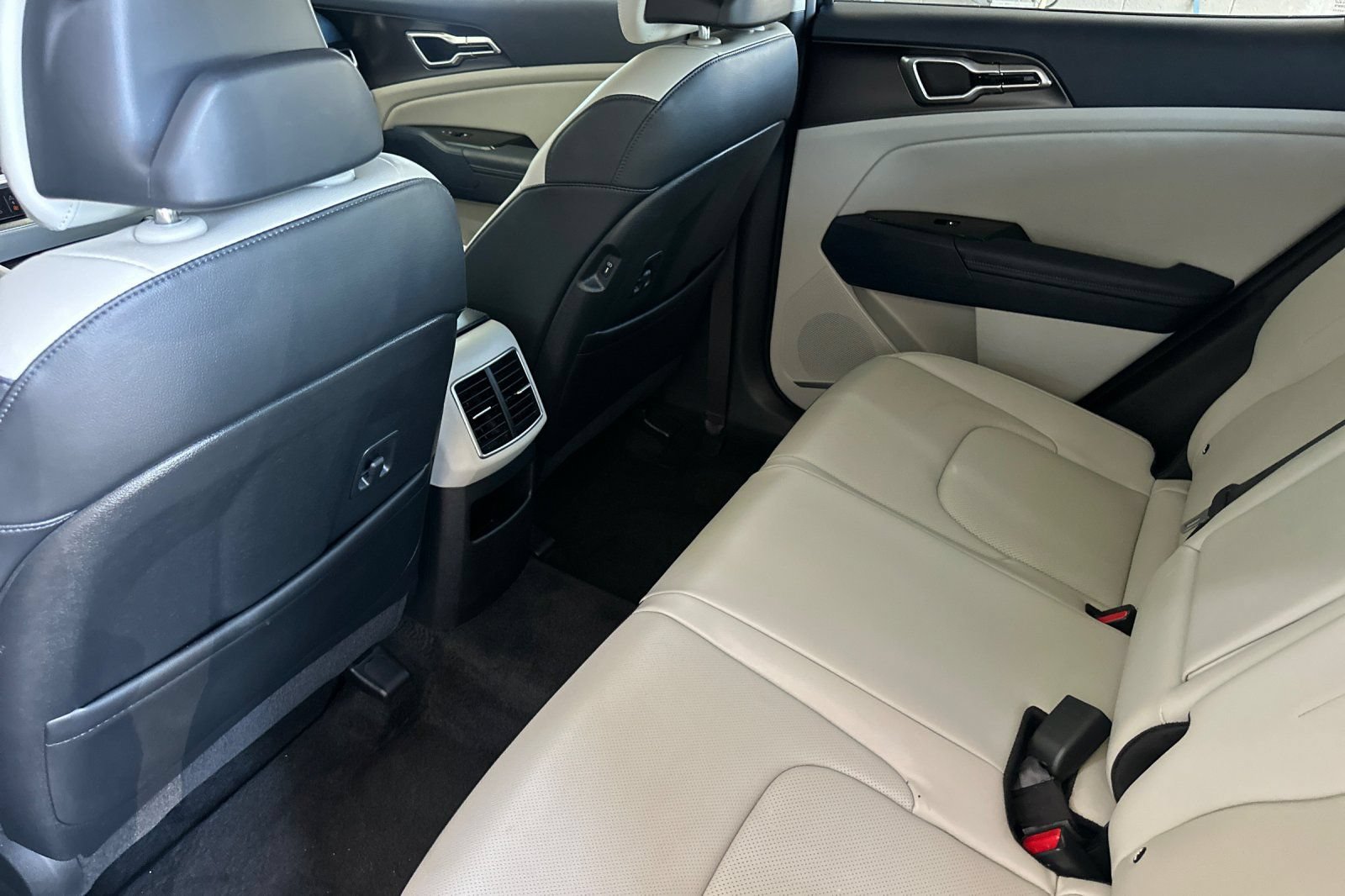 Used 2023 Kia Sportage EX AWD/4WD image 12