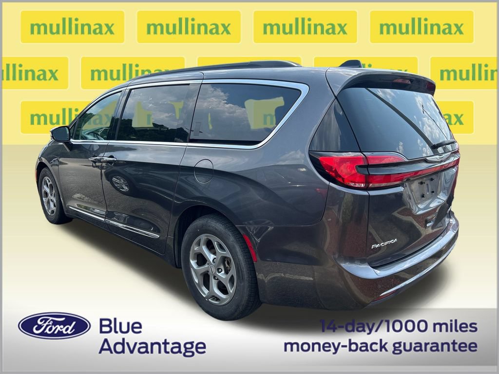 Used 2023 Chrysler Pacifica Limited FWD image 3