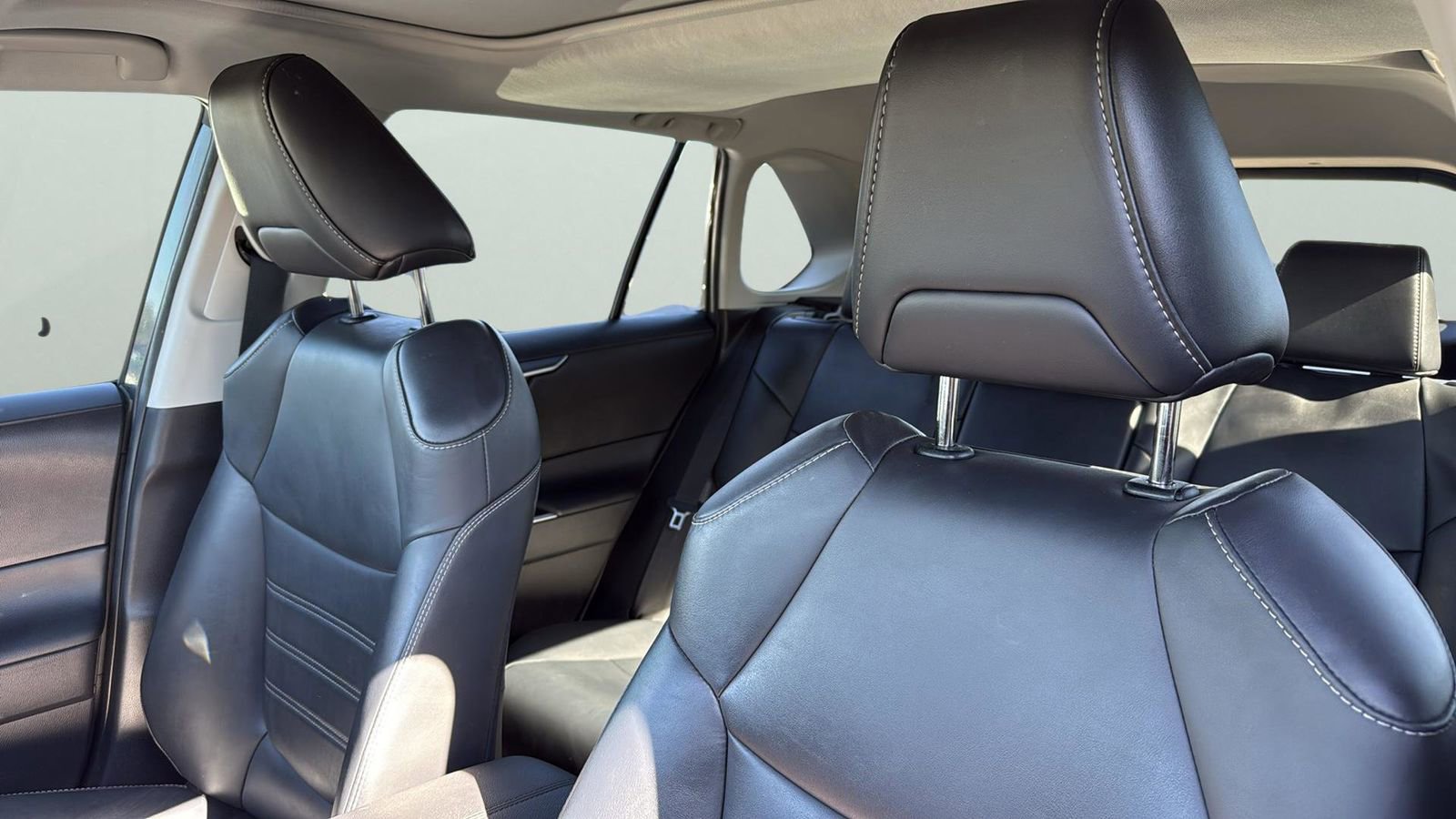 Used 2021 Toyota RAV4 XLE Premium image 10