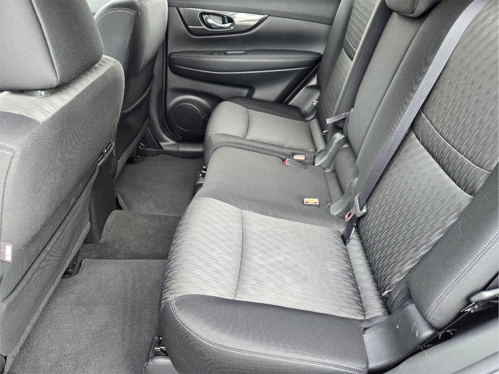Used 2017 Nissan Rogue SV FWD image 28