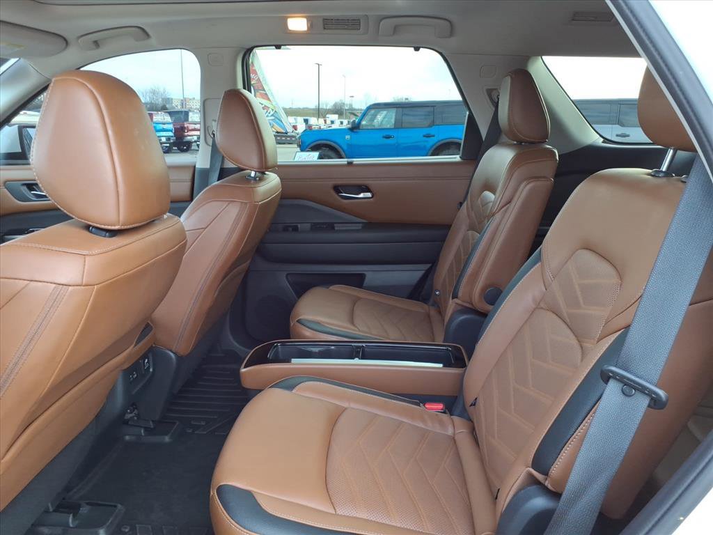 Used 2023 Nissan Pathfinder Platinum image 13
