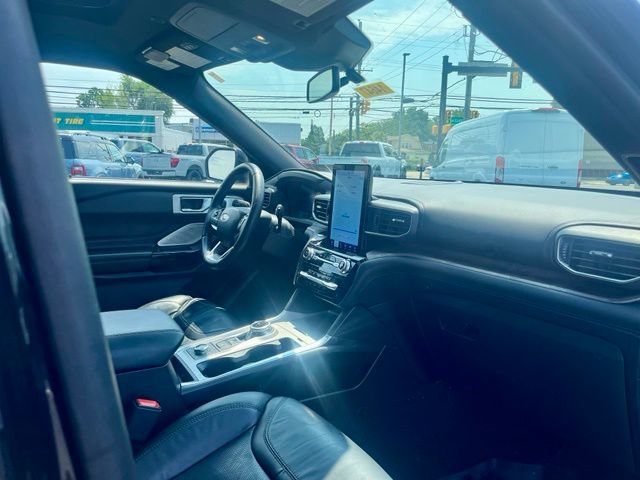 Certified 2024 Ford Explorer Platinum w/ Technology Package AWD/4WD image 12