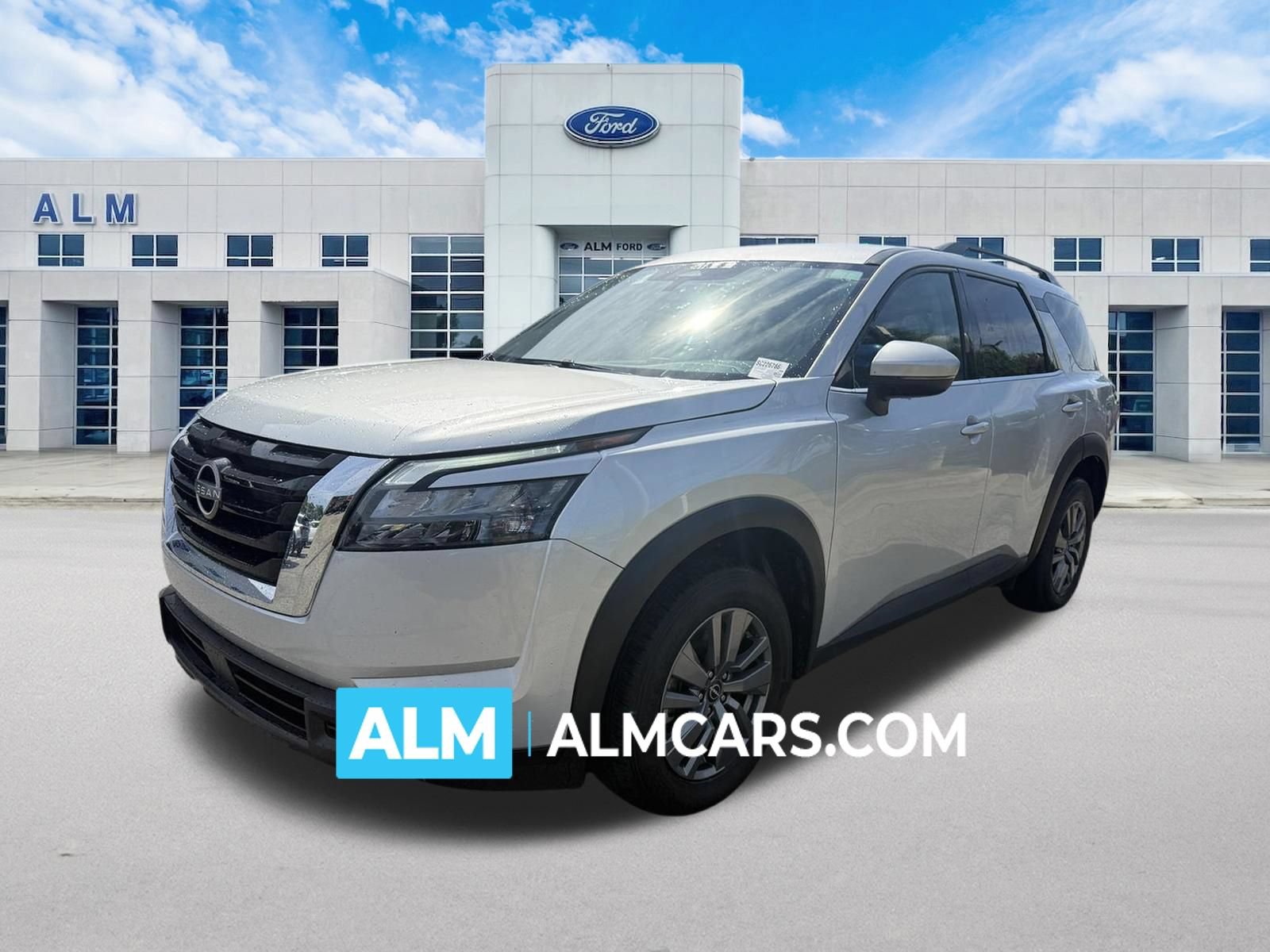 Used 2025 Nissan Pathfinder SV FWD image 1