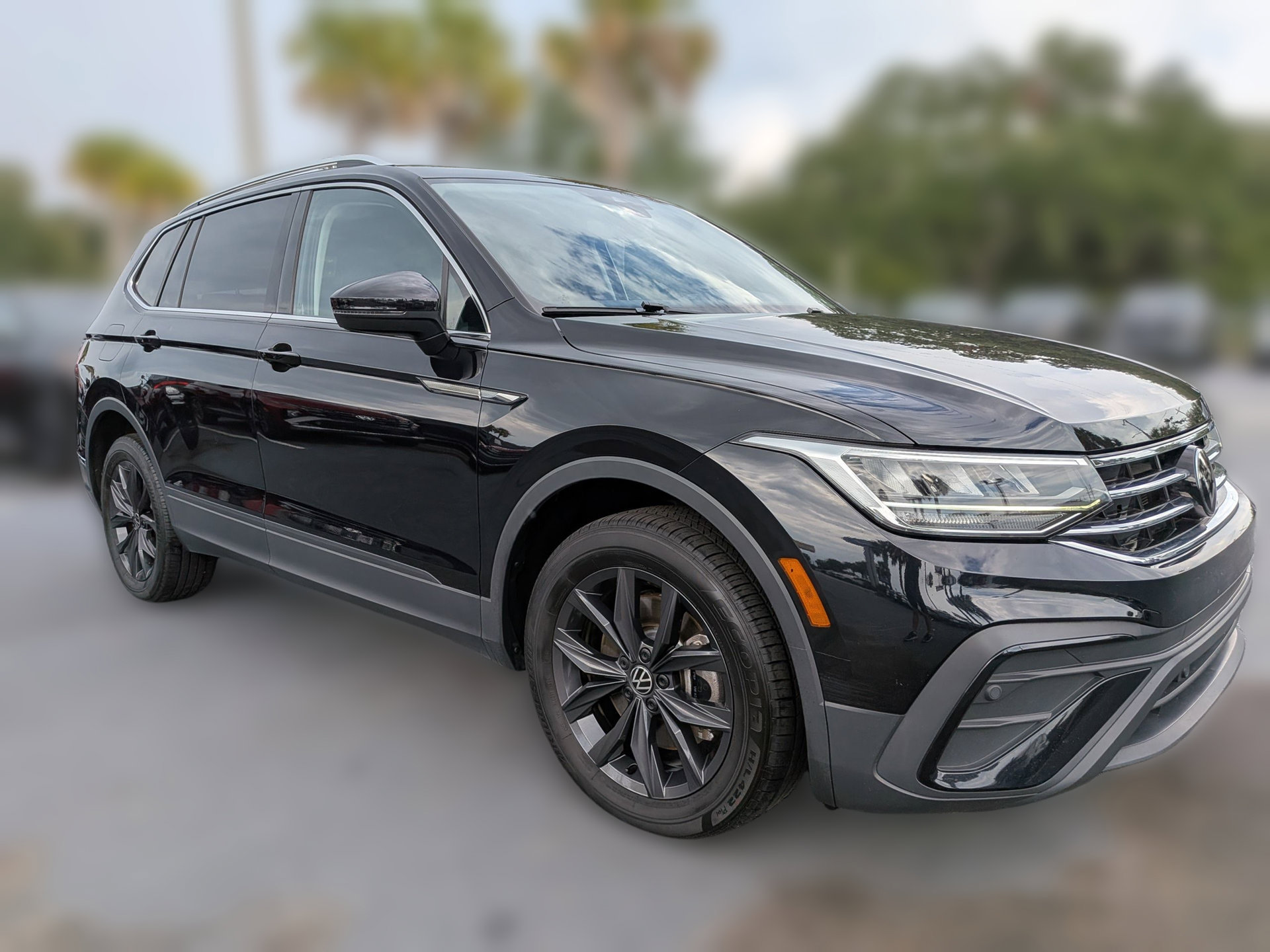 Used 2024 Volkswagen Tiguan SE FWD image 2