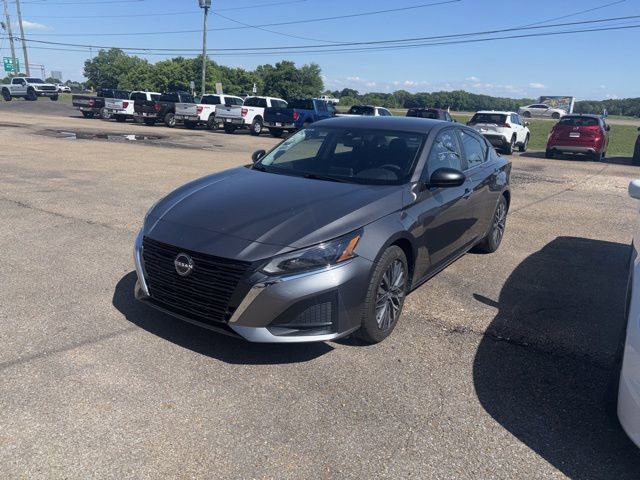Used 2024 Nissan Altima 2.5 SV FWD image 2