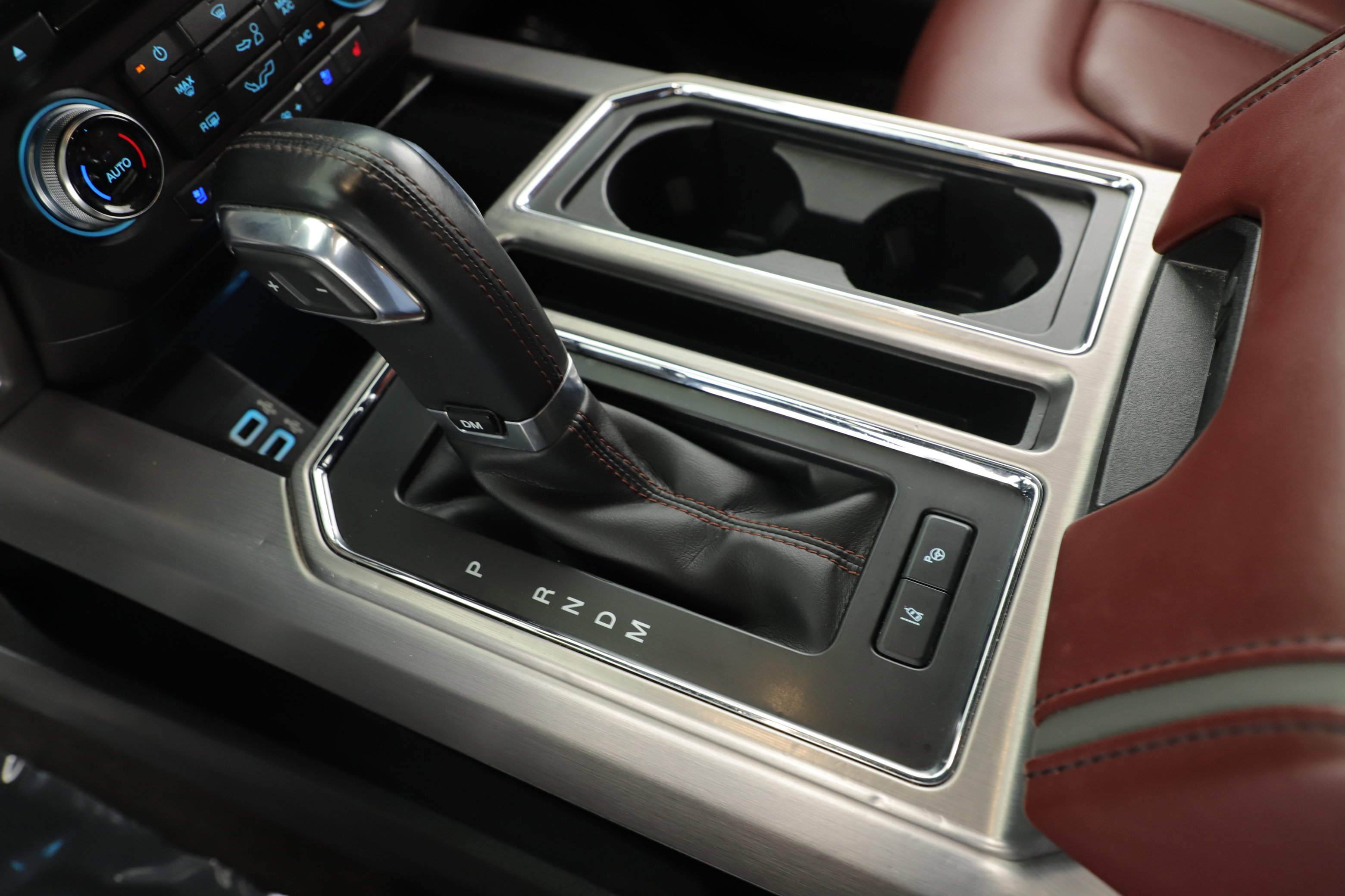 Certified 2018 Ford F150 Platinum w/ Equipment Group 701A Luxury image 17