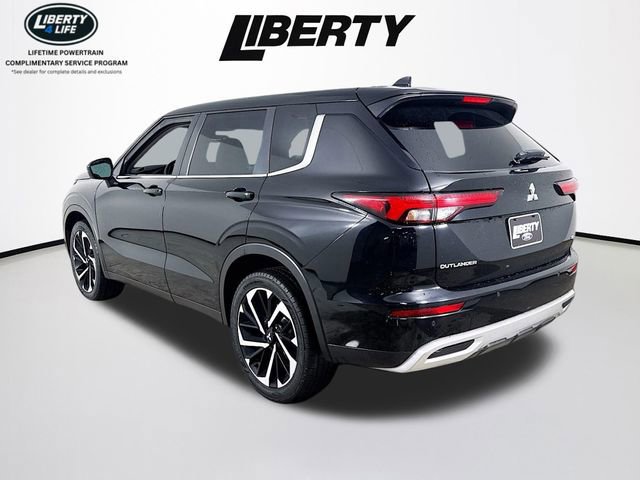 Used 2023 Mitsubishi Outlander SE image 3