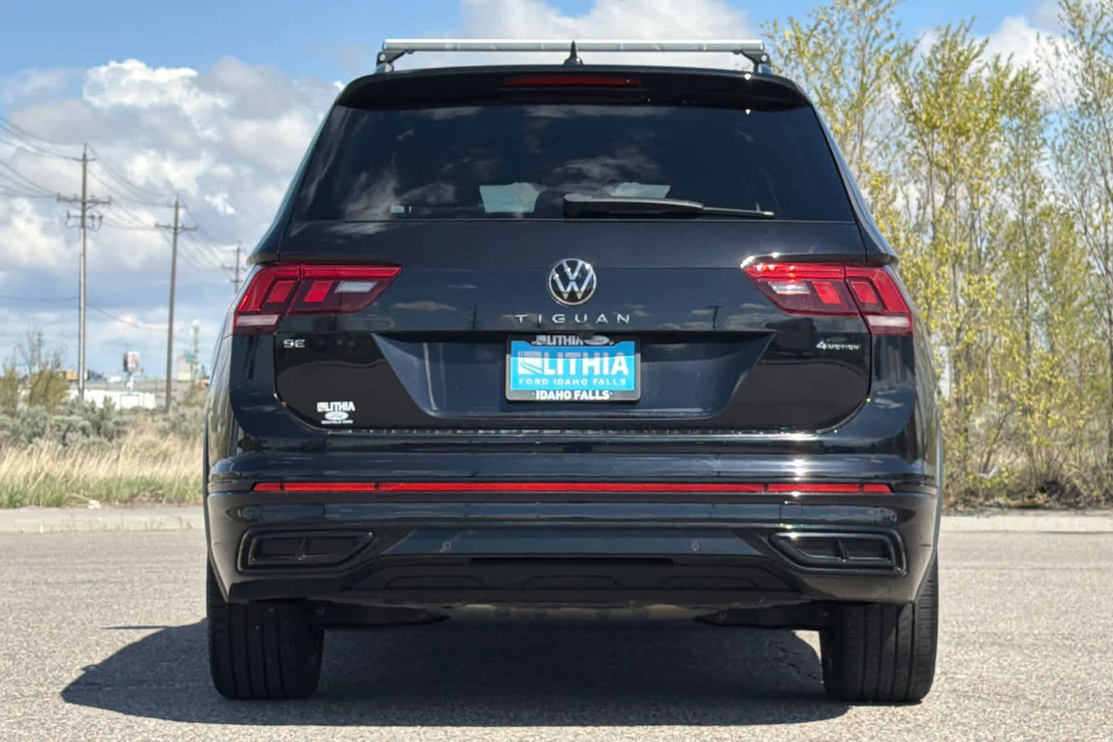 Used 2023 Volkswagen Tiguan SE R-Line AWD/4WD image 4
