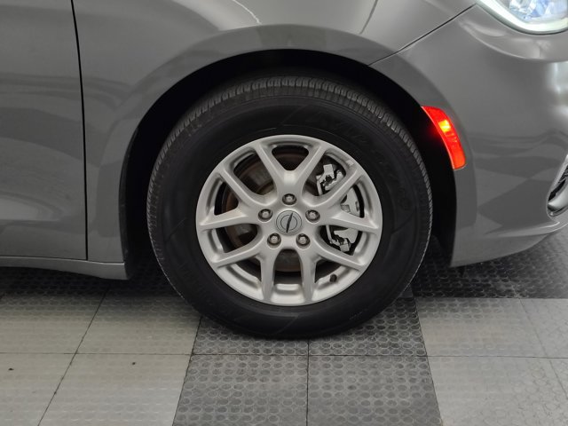 Used 2025 Chrysler Pacifica Select FWD image 12