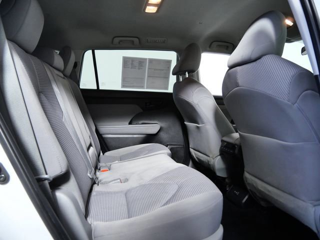 Used 2022 Toyota Highlander LE AWD/4WD image 12