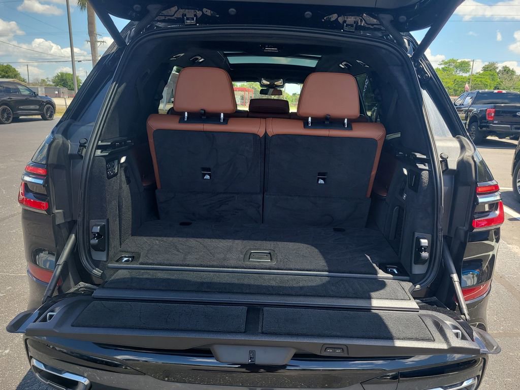 Used 2024 BMW X7 xDrive40i w/ M Sport Package AWD/4WD image 8