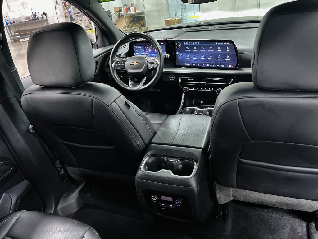 Used 2025 Chevrolet Traverse LT FWD image 17