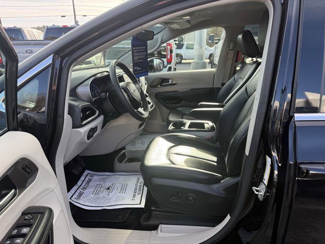 Used 2024 Chrysler Pacifica Touring-L FWD image 14