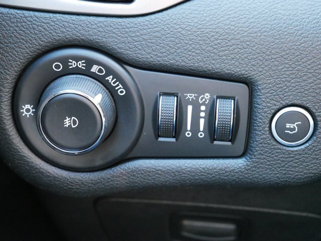 Used 2019 Jeep Cherokee Limited w/ Luxury Group AWD/4WD image 19
