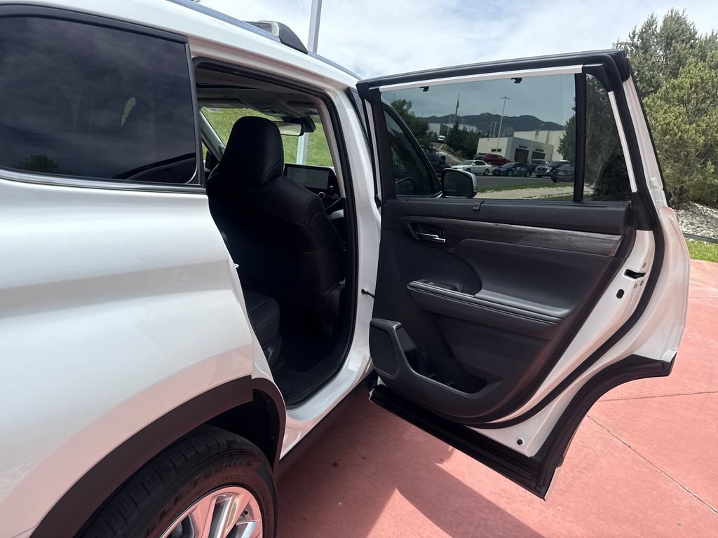 Used 2023 Toyota Highlander Limited AWD/4WD image 23