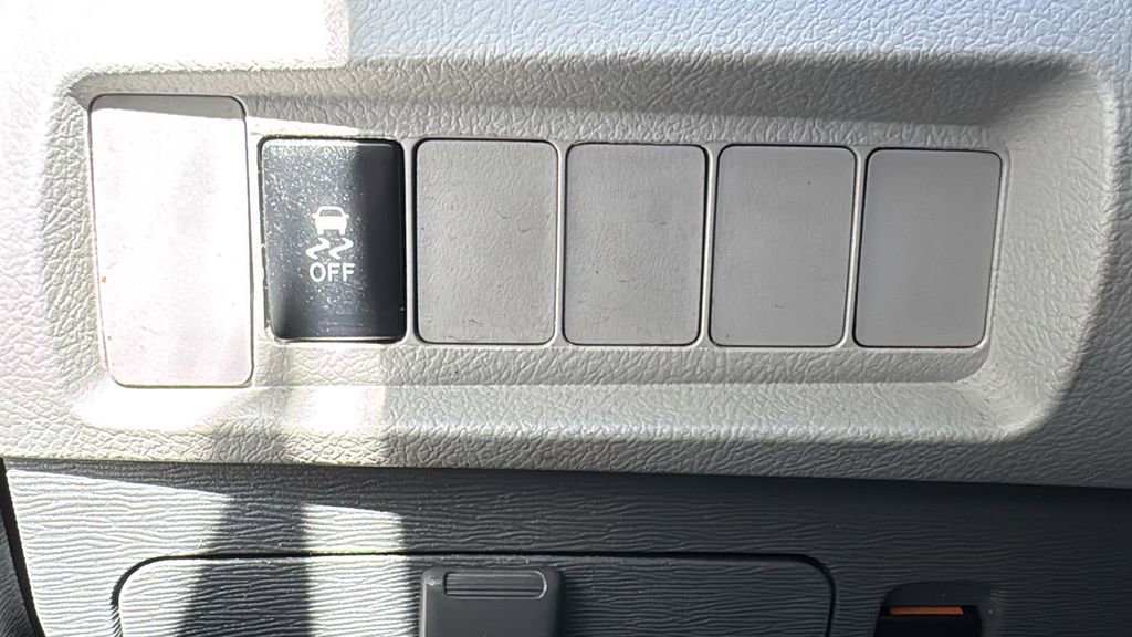 Used 2019 Toyota Sienna LE w/ Carpet Mat Package FWD image 17