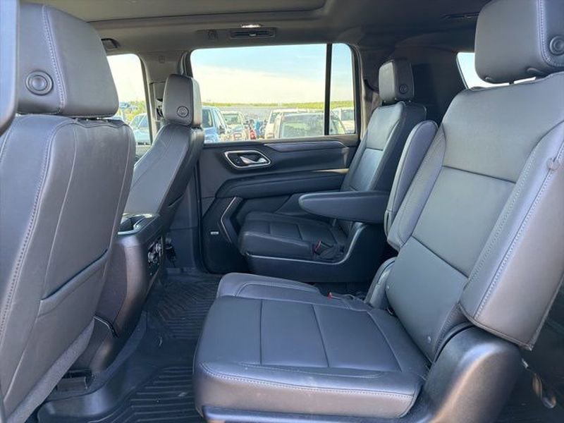 Used 2024 Chevrolet Suburban Z71 w/ Luxury Package AWD/4WD image 12