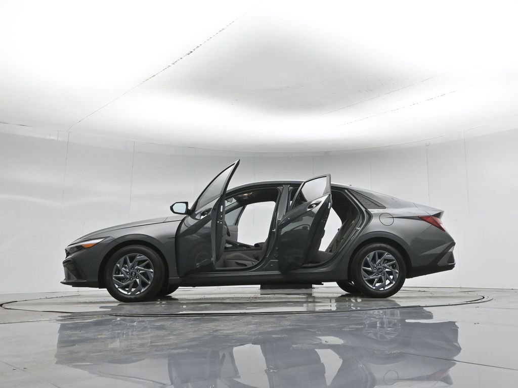 Used 2024 Hyundai Elantra SEL image 16