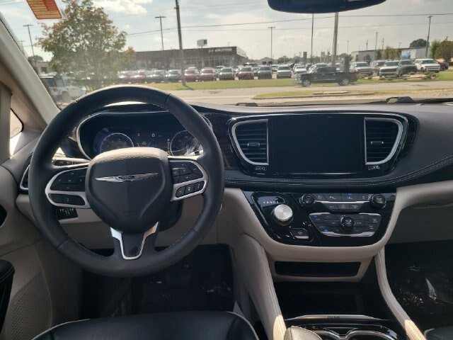 Used 2024 Chrysler Pacifica Limited FWD image 25