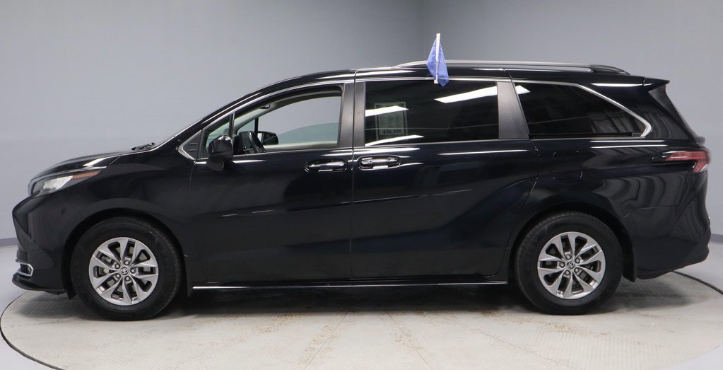 Used 2022 Toyota Sienna XLE w/ XLE Plus Package image 2