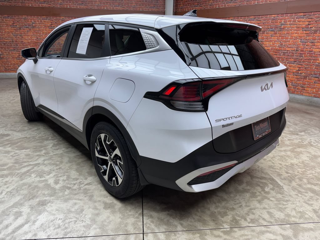 Used 2025 Kia Sportage EX FWD image 2