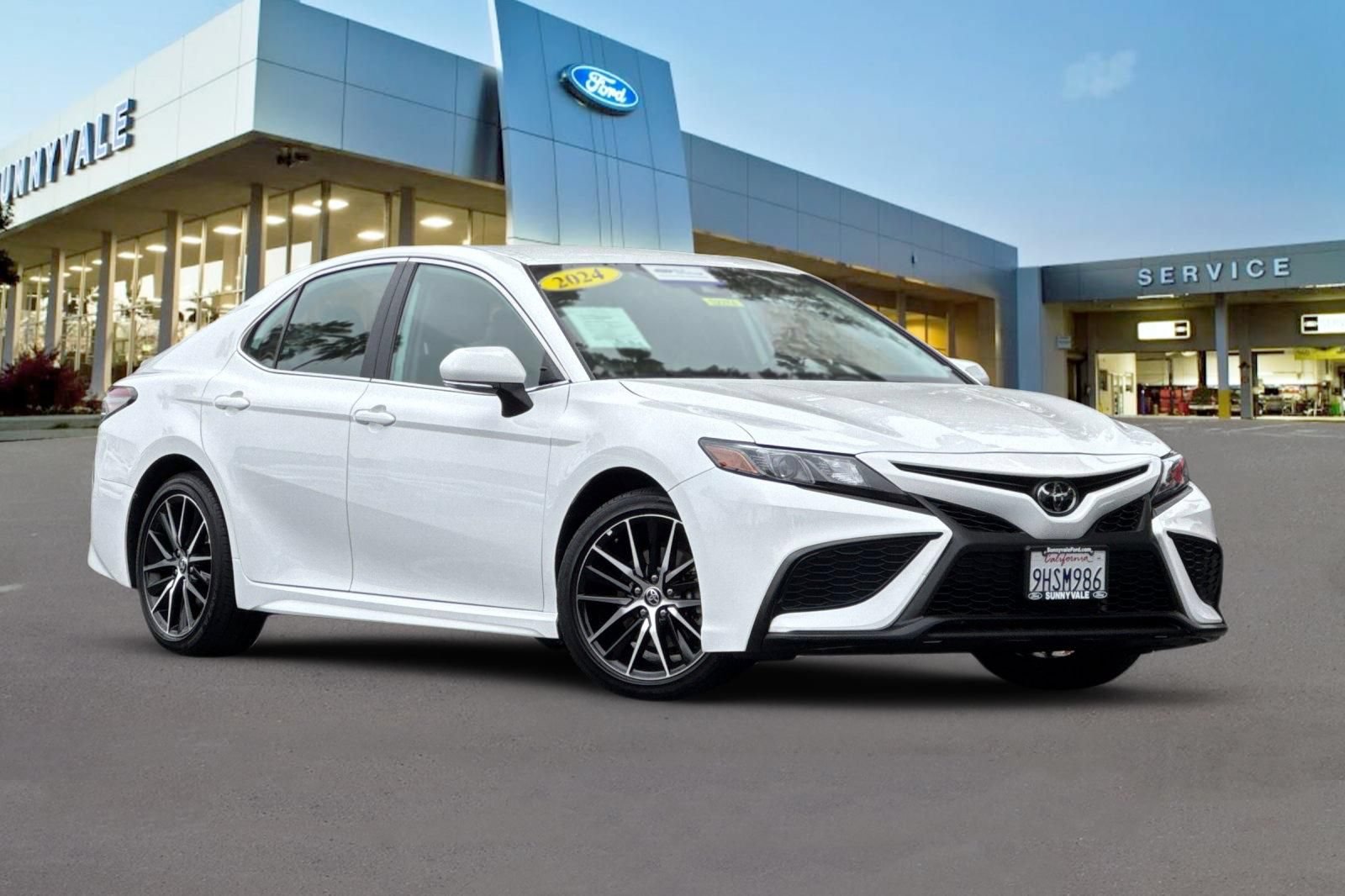 Used 2024 Toyota Camry SE FWD image 2