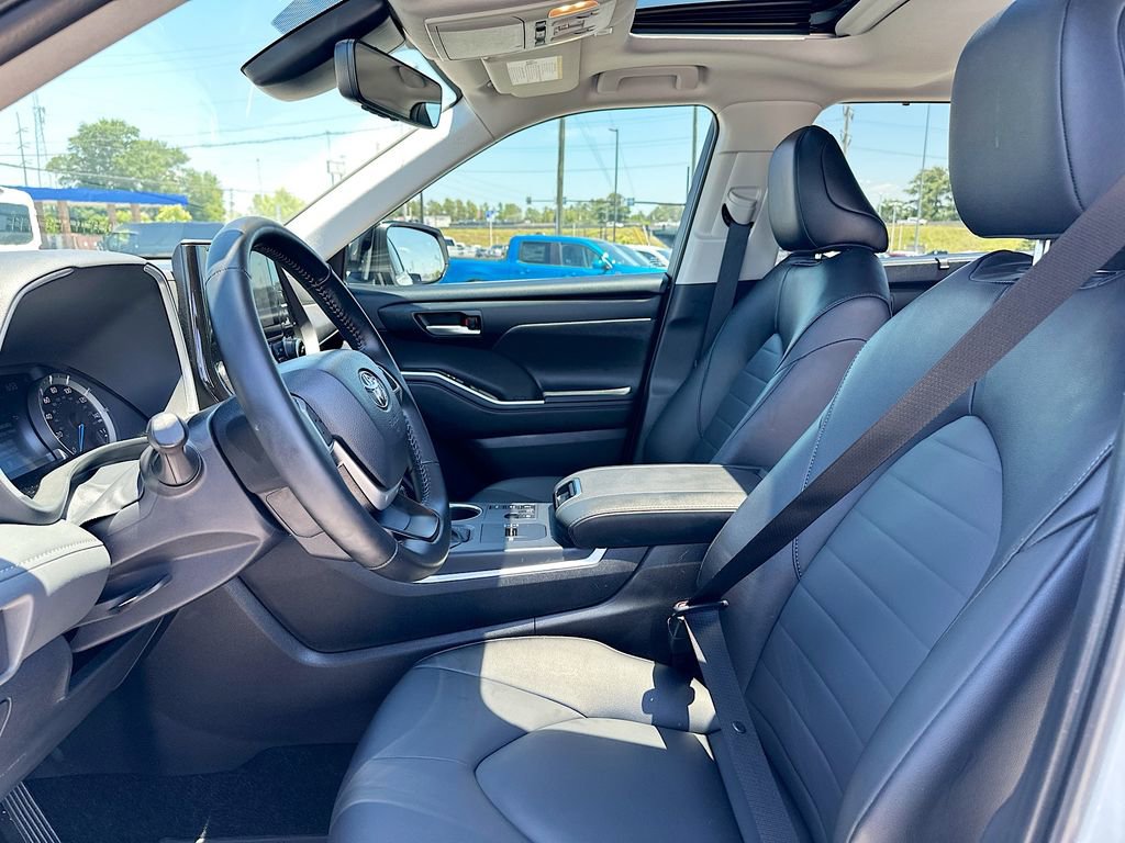 Used 2025 Toyota Highlander XLE AWD/4WD image 8